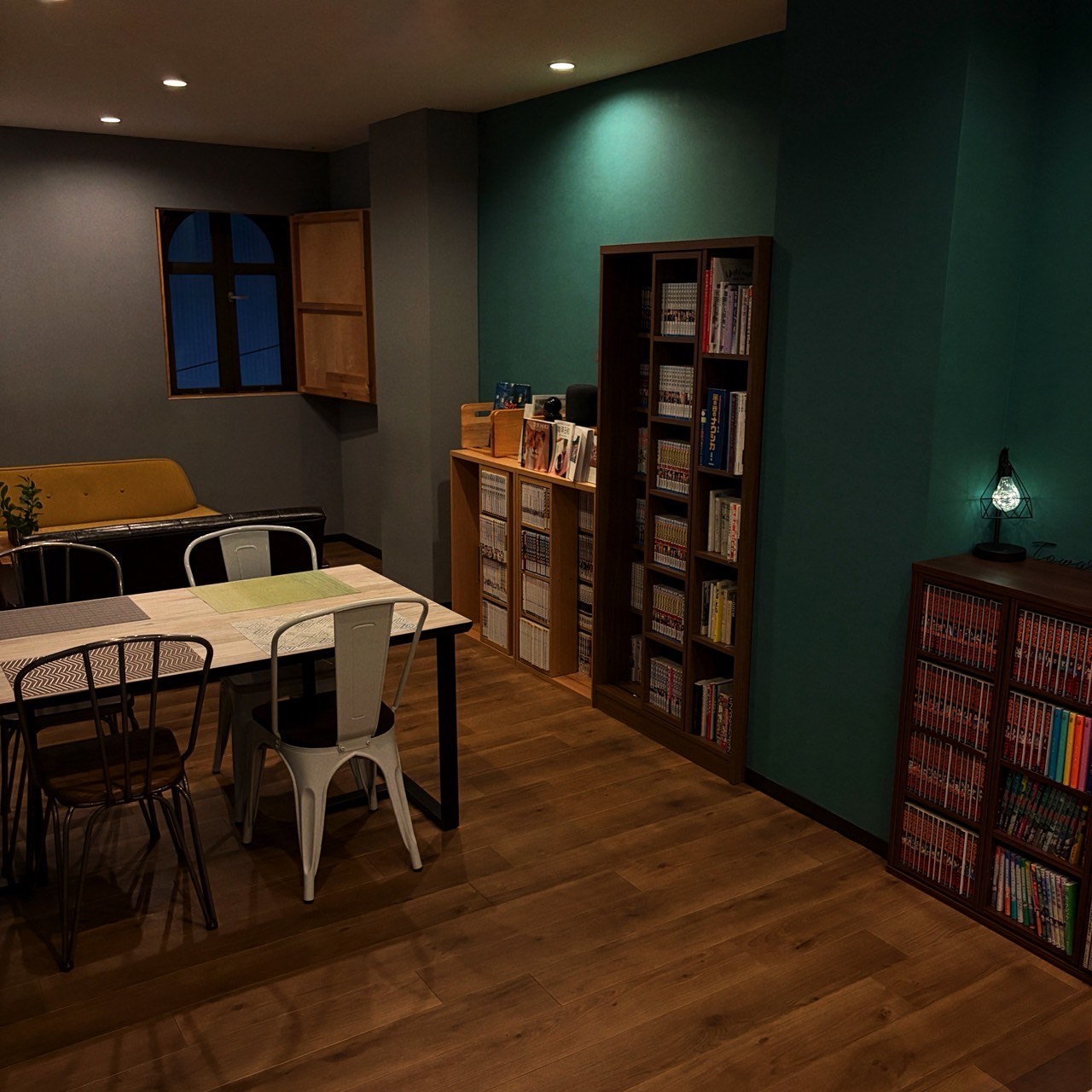 店内の花と本棚
